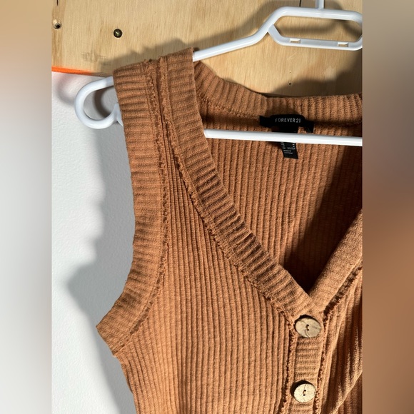 FOREVER 21, beige button, crop top - Picture 2 of 5
